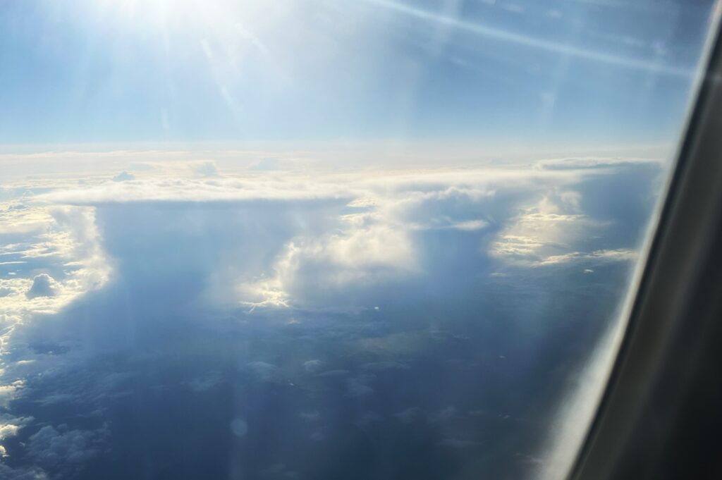 3 Gewitterwolken mit ihrer Obergrenze, dem "Stratosphärendeckel" bzw. Tropopause. 